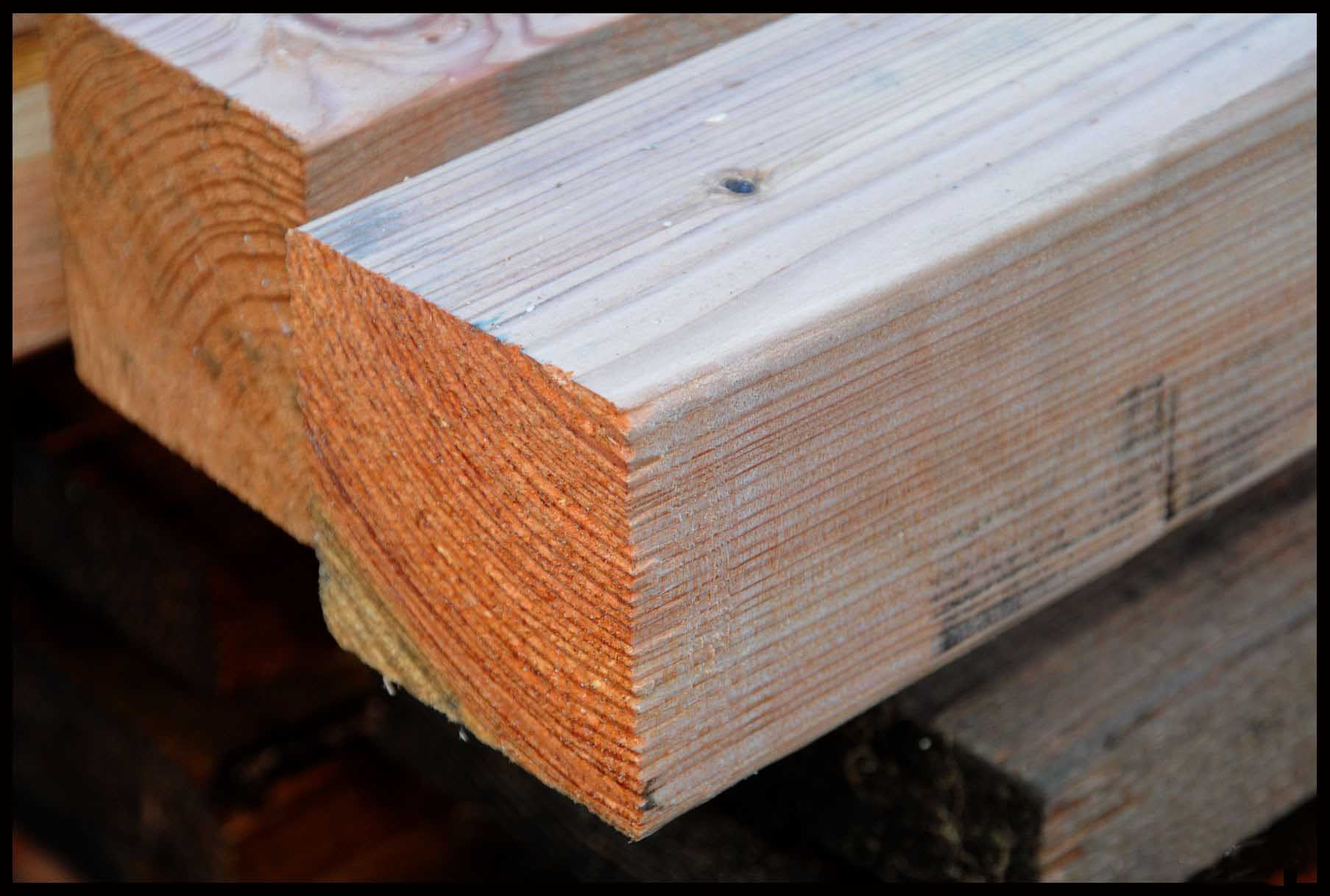 Høvlet stolpe i lærk 92 x 92 mm