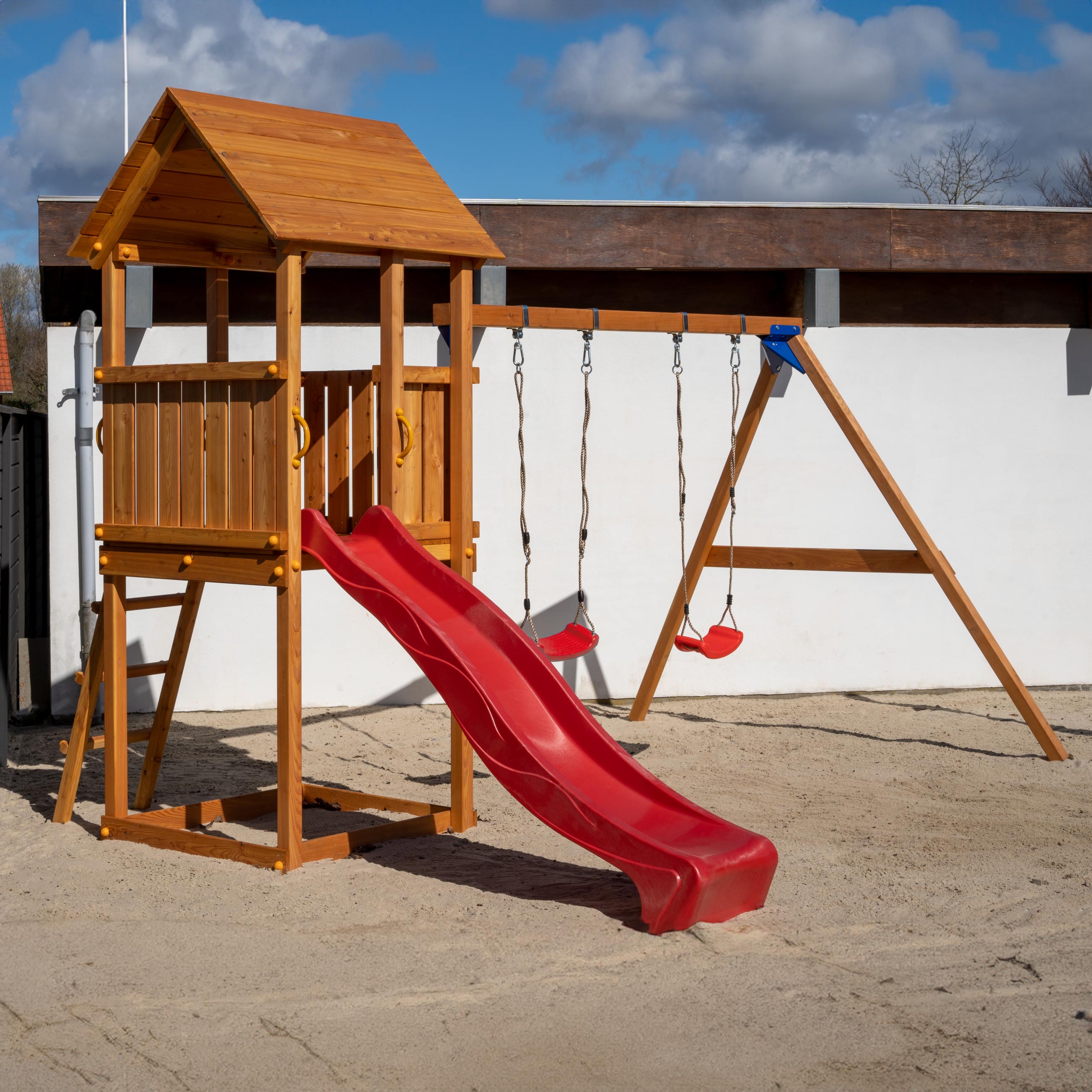 Legetårn med rutchebane og gynger