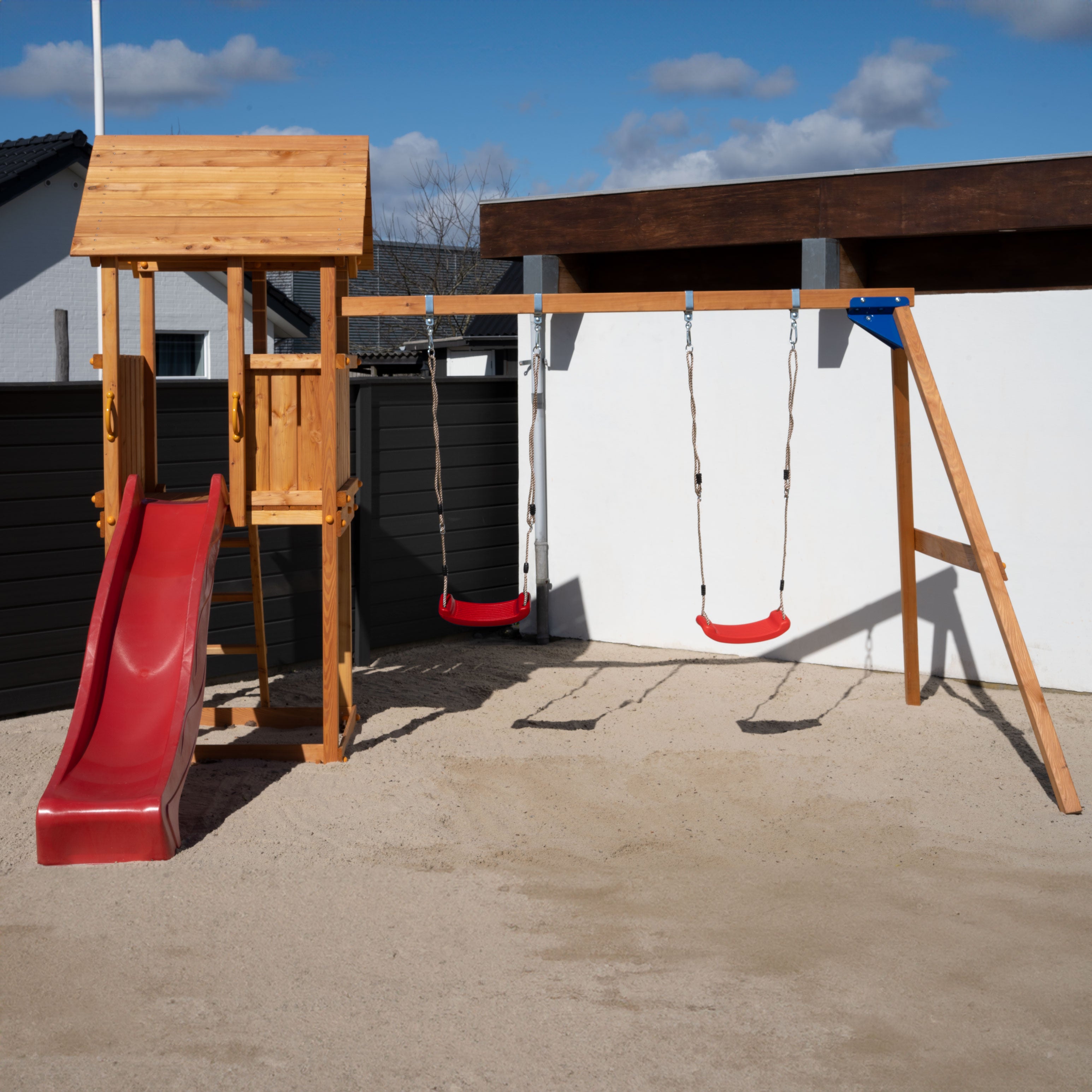 Legetårn i rød med gynger - kiosk